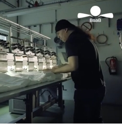 Hier ↓ kommen Sie zum Video.
